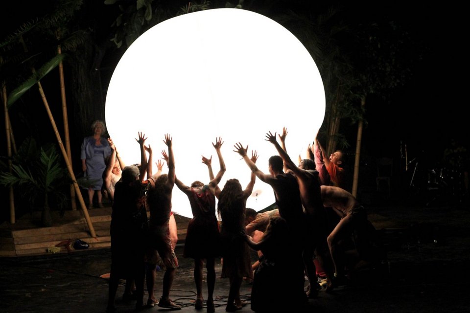 Οι New York Times γοητεύτηκαν από τους Ορνιθες -Στο Μπρούκλιν η παράσταση της Στέγης [βίντεο]  | iefimerida.gr 0