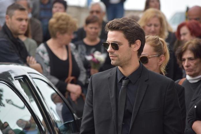 O Aποστόλης Τότσικας «αποχαιρέτησε» τον πατέρα του, Γιάννη [εικόνες] | iefimerida.gr 4