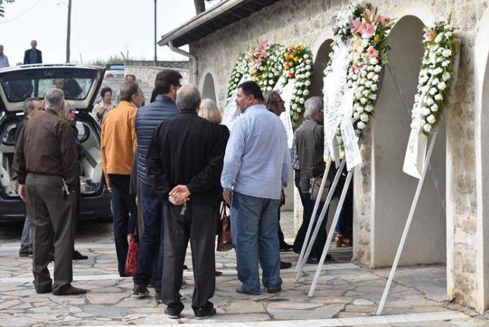 O Aποστόλης Τότσικας «αποχαιρέτησε» τον πατέρα του, Γιάννη [εικόνες] | iefimerida.gr 8