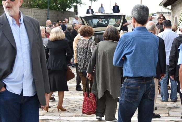 O Aποστόλης Τότσικας «αποχαιρέτησε» τον πατέρα του, Γιάννη [εικόνες] | iefimerida.gr 6