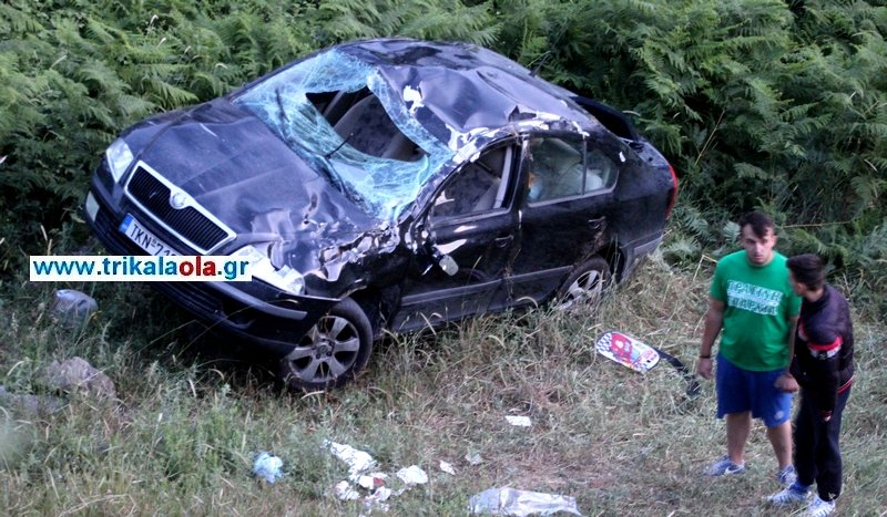 Εικόνες-σοκ από το αυτοκίνητο που έπεσε σε γκρεμό στα Τρίκαλα -Εχασε τη ζωή του αγοράκι 13 μηνών [εικόνες & βίντεο]  | iefimerida.gr 1