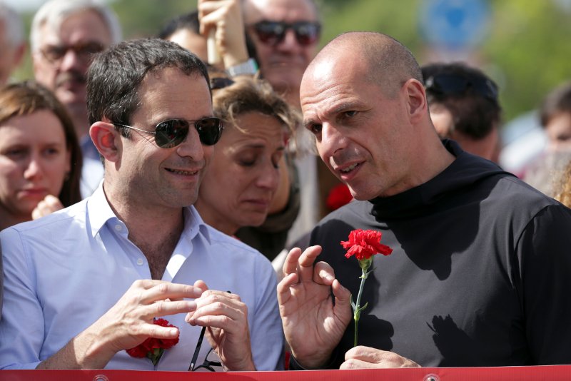 Ο Γιάνης Βαρουφάκης με τον Μπενουά Αμόν στις εκδηλώσεις για την επανάσταση των γαρύφαλλων στην Πορτογαλία/Φωτογραφία: ΑP