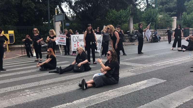 Εκλεισαν τη Βασ. Σοφίας -Χήρες έκαναν καθιστική διαμαρτυρία για τον νόμο Κατρούγκαλου [εικόνες & βίντεο] | iefimerida.gr 2