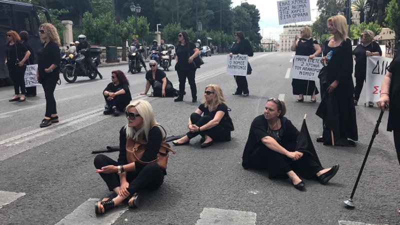 Εκλεισαν τη Βασ. Σοφίας -Χήρες έκαναν καθιστική διαμαρτυρία για τον νόμο Κατρούγκαλου [εικόνες & βίντεο] | iefimerida.gr 3
