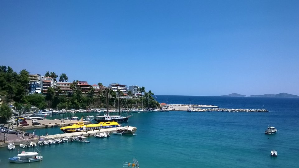 Oι Times ανακάλυψαν την Αλόννησο: Σμαραγδένιο νησί με πανδαισία λουλουδιών και ώριμων φρούτων | iefimerida.gr 0