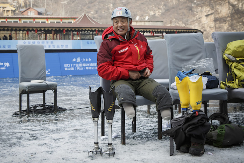 70χρονος ακρωτηριασμένος και στα δύο του πόδια έφτασε στην κορυφή του Εβερεστ [εικόνες & βίντεο] | iefimerida.gr 1