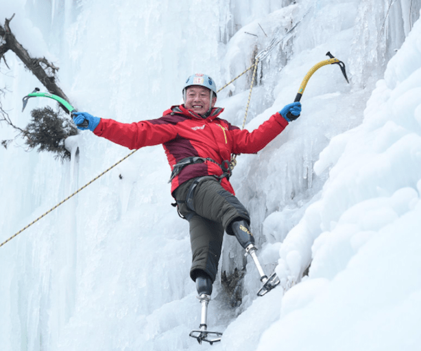 70χρονος ακρωτηριασμένος και στα δύο του πόδια έφτασε στην κορυφή του Εβερεστ [εικόνες & βίντεο] | iefimerida.gr 0