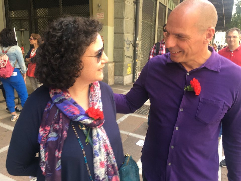 Βαρουφάκης-Δανάη Στράτου με κόκκινα γαρίφαλα στην πορεία της Πρωτομαγιάς [εικόνες &amp; βίντεο] | iefimerida.gr 6