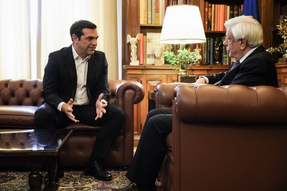 Ο πρωθυπουργός εημερώνει τον πρόεδρο της Δημοκρατίας -Φωτογραφία: : Nick Paleologos / SOOC