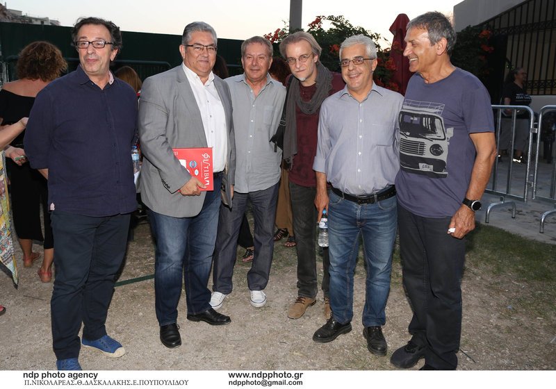 «Οσοι περπάτησαν μαζί μου» -Καρέ καρέ οι δυο μεγάλες συναυλίες του Θάνου Μικρούτσικου [εικόνες] | iefimerida.gr 2