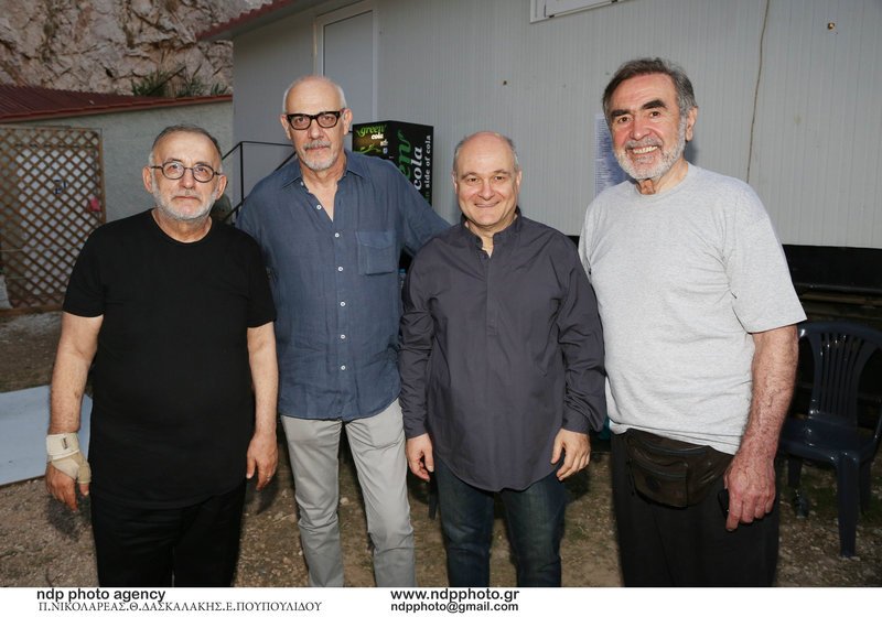 «Οσοι περπάτησαν μαζί μου» -Καρέ καρέ οι δυο μεγάλες συναυλίες του Θάνου Μικρούτσικου [εικόνες] | iefimerida.gr 4