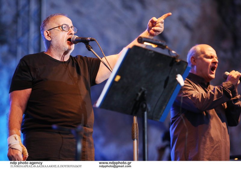 «Οσοι περπάτησαν μαζί μου» -Καρέ καρέ οι δυο μεγάλες συναυλίες του Θάνου Μικρούτσικου [εικόνες] | iefimerida.gr 7