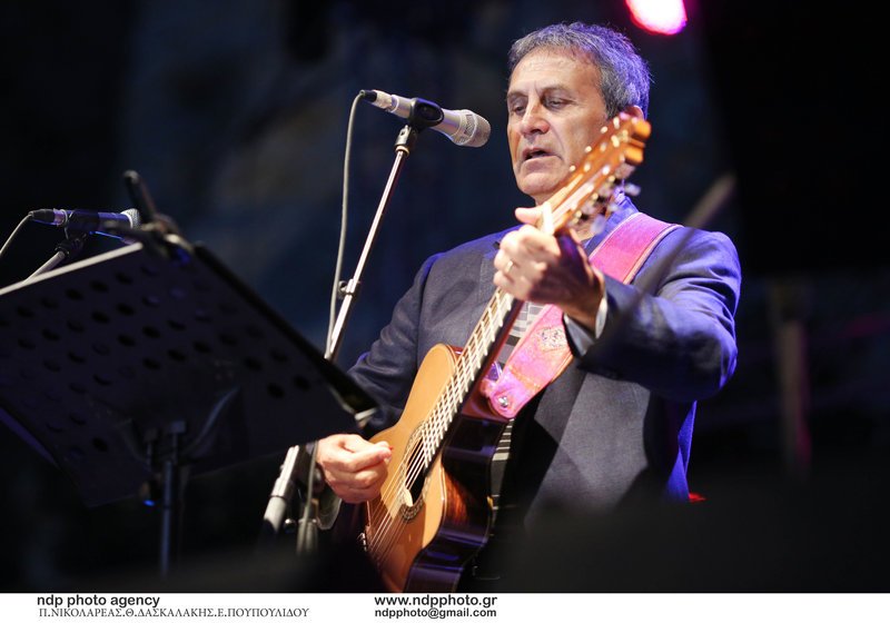 «Οσοι περπάτησαν μαζί μου» -Καρέ καρέ οι δυο μεγάλες συναυλίες του Θάνου Μικρούτσικου [εικόνες] | iefimerida.gr 6