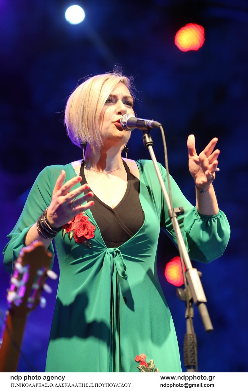 «Οσοι περπάτησαν μαζί μου» -Καρέ καρέ οι δυο μεγάλες συναυλίες του Θάνου Μικρούτσικου [εικόνες] | iefimerida.gr 8