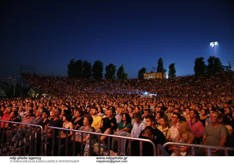 «Οσοι περπάτησαν μαζί μου» -Καρέ καρέ οι δυο μεγάλες συναυλίες του Θάνου Μικρούτσικου [εικόνες] | iefimerida.gr 0