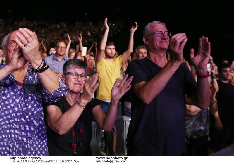 «Οσοι περπάτησαν μαζί μου» -Καρέ καρέ οι δυο μεγάλες συναυλίες του Θάνου Μικρούτσικου [εικόνες] | iefimerida.gr 9