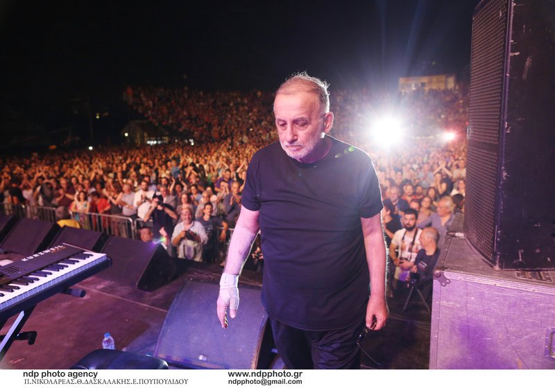 «Οσοι περπάτησαν μαζί μου» -Καρέ καρέ οι δυο μεγάλες συναυλίες του Θάνου Μικρούτσικου [εικόνες] | iefimerida.gr 1