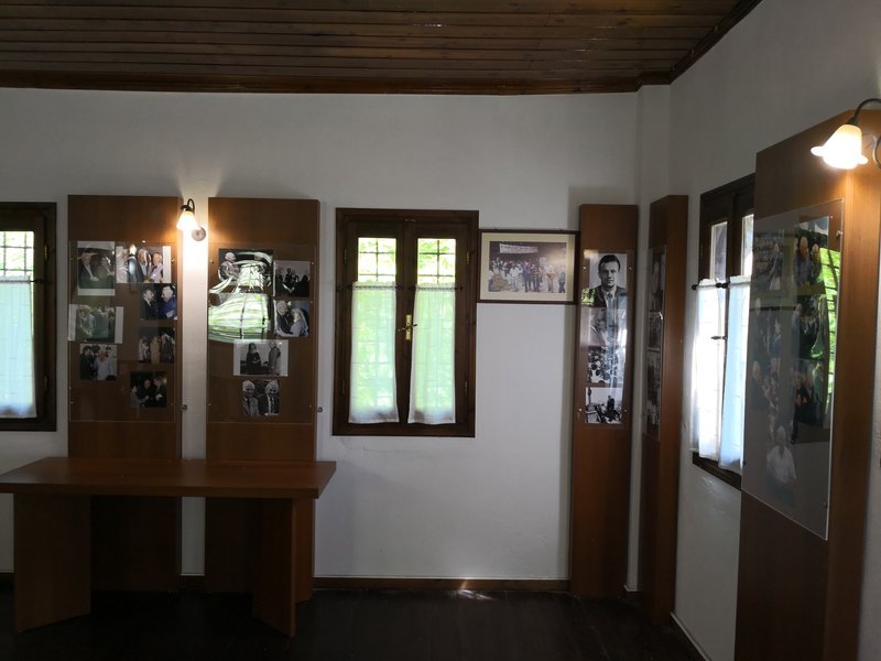 Μουσείο το πέτρινο σπίτι του Χαρίλαου Φλωράκη στην Καρδίτσα -Με προσωπικά του αντικείμενα [εικόνες] | iefimerida.gr 1