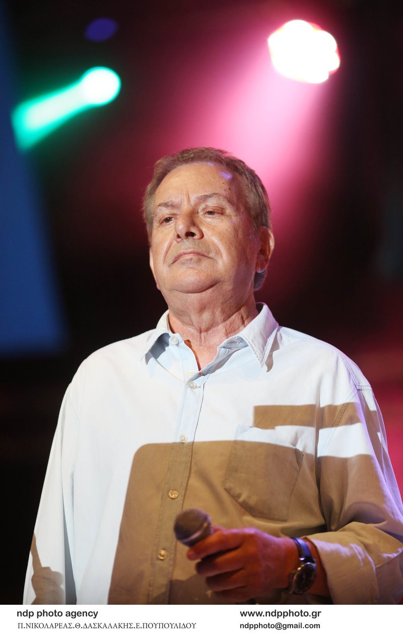 «Οσοι περπάτησαν μαζί μου» -Καρέ καρέ οι δυο μεγάλες συναυλίες του Θάνου Μικρούτσικου [εικόνες] | iefimerida.gr 10