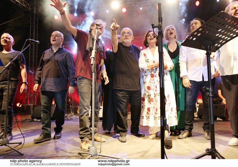 «Οσοι περπάτησαν μαζί μου» -Καρέ καρέ οι δυο μεγάλες συναυλίες του Θάνου Μικρούτσικου [εικόνες] | iefimerida.gr 11