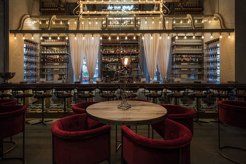 Πάμε... Platea στην Καλαμάτα: Το εντυπωσιακό καφέ-μπαρ του Σωκράτη Παπασταθόπουλου [εικόνες] | iefimerida.gr 13