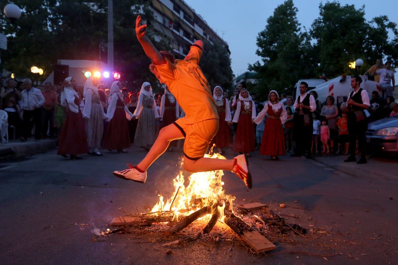 Το έθιμο του Κλήδονα σε γειτονιές της Αθήνας -Πηδάνε φωτιές με χορούς και τραγούδια [πρόγραμμα] | iefimerida.gr 3