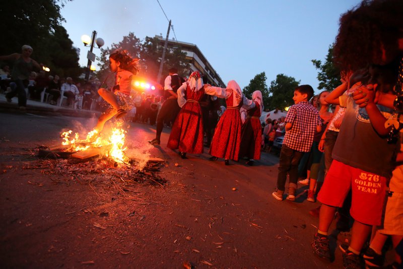 Το έθιμο του Κλήδονα σε γειτονιές της Αθήνας -Πηδάνε φωτιές με χορούς και τραγούδια [πρόγραμμα] | iefimerida.gr 1