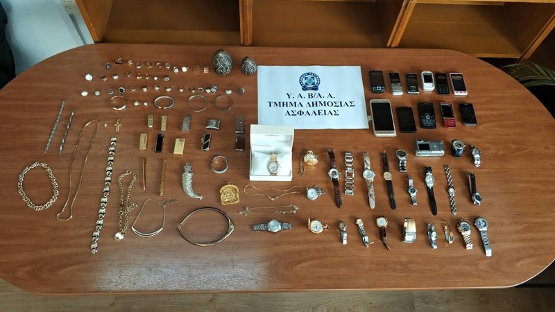 Αυτά είναι τα χρυσαφικά και τα ρολόγια που είχαν κλέψει οι Γεωργιανοί διαρρήκτες [εικόνες] | iefimerida.gr 19