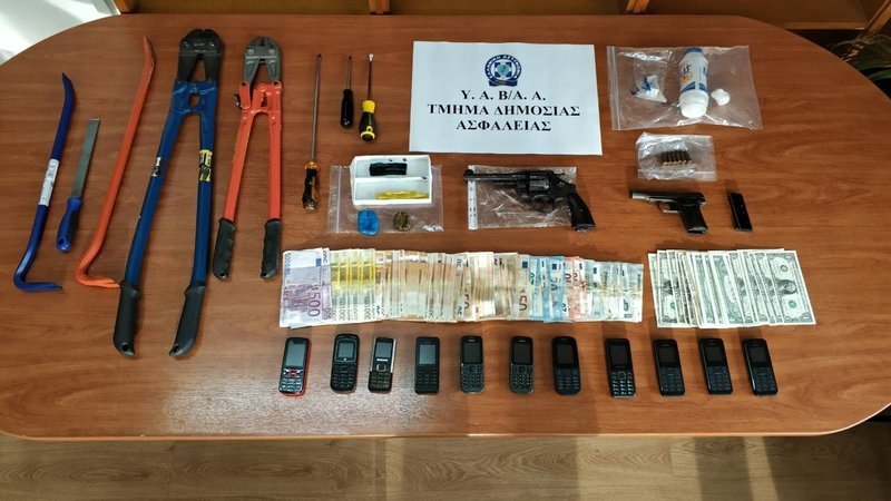 Αυτά είναι τα χρυσαφικά και τα ρολόγια που είχαν κλέψει οι Γεωργιανοί διαρρήκτες [εικόνες] | iefimerida.gr 20