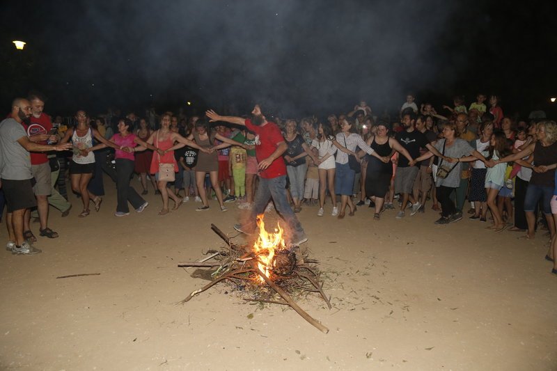 Το έθιμο του Κλήδονα σε γειτονιές της Αθήνας -Πηδάνε φωτιές με χορούς και τραγούδια [πρόγραμμα] | iefimerida.gr 0