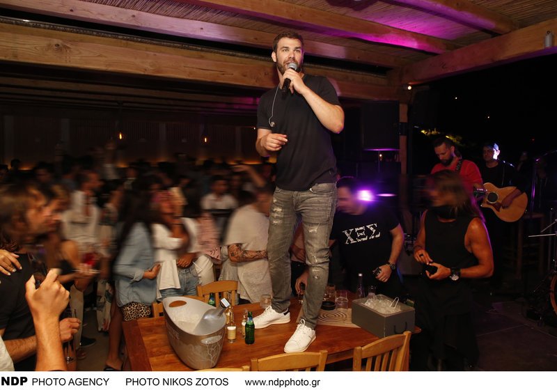 Η πιο καλοκαιρινή συναυλία στη Μαρίνα Φλοίσβου με τον Γιώργο Σαμπάνη [εικόνες] | iefimerida.gr 0