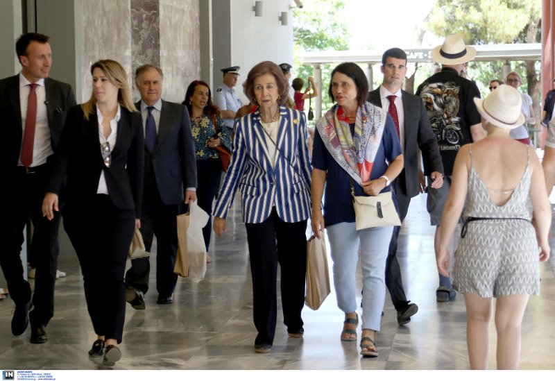 Ανέμελες στιγμές στην Κρήτη για τη βασίλισσα Σοφία -Βόλτα με την αδελφή της στο Μουσείο [εικόνες] | iefimerida.gr 3