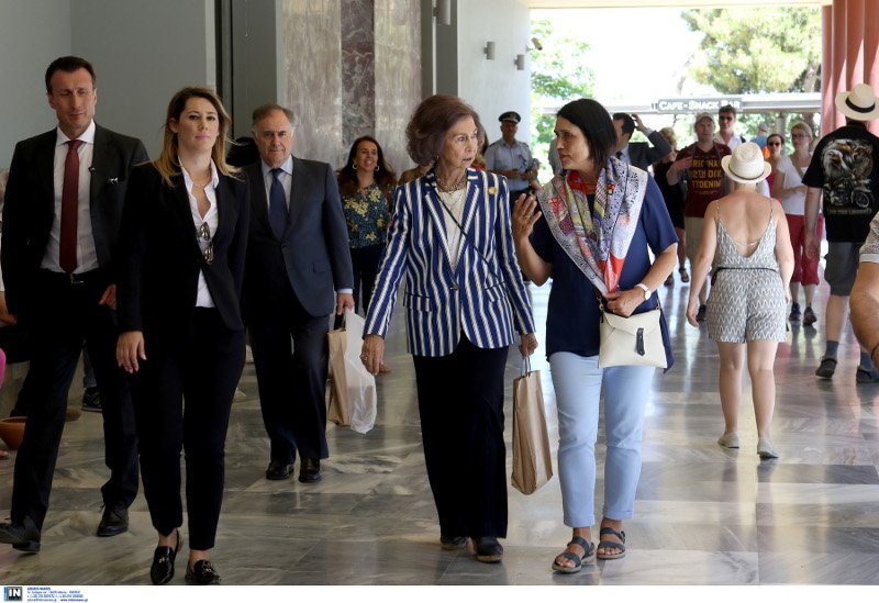 Ανέμελες στιγμές στην Κρήτη για τη βασίλισσα Σοφία -Βόλτα με την αδελφή της στο Μουσείο [εικόνες] | iefimerida.gr 4