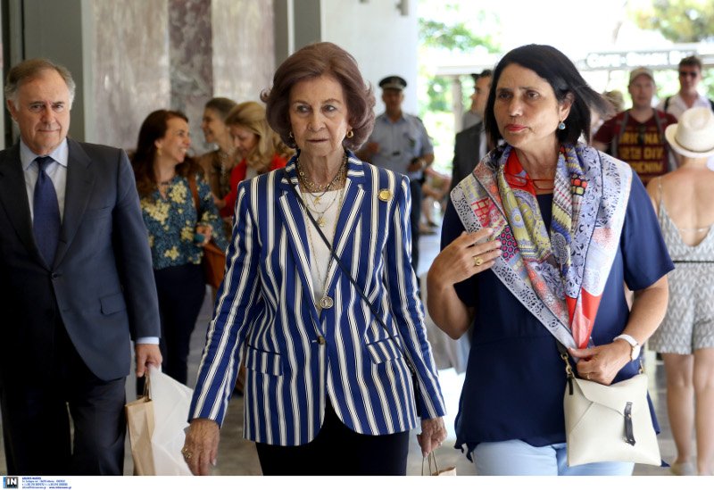 Ανέμελες στιγμές στην Κρήτη για τη βασίλισσα Σοφία -Βόλτα με την αδελφή της στο Μουσείο [εικόνες] | iefimerida.gr 5