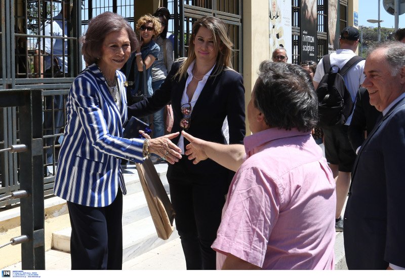 Ανέμελες στιγμές στην Κρήτη για τη βασίλισσα Σοφία -Βόλτα με την αδελφή της στο Μουσείο [εικόνες] | iefimerida.gr 1