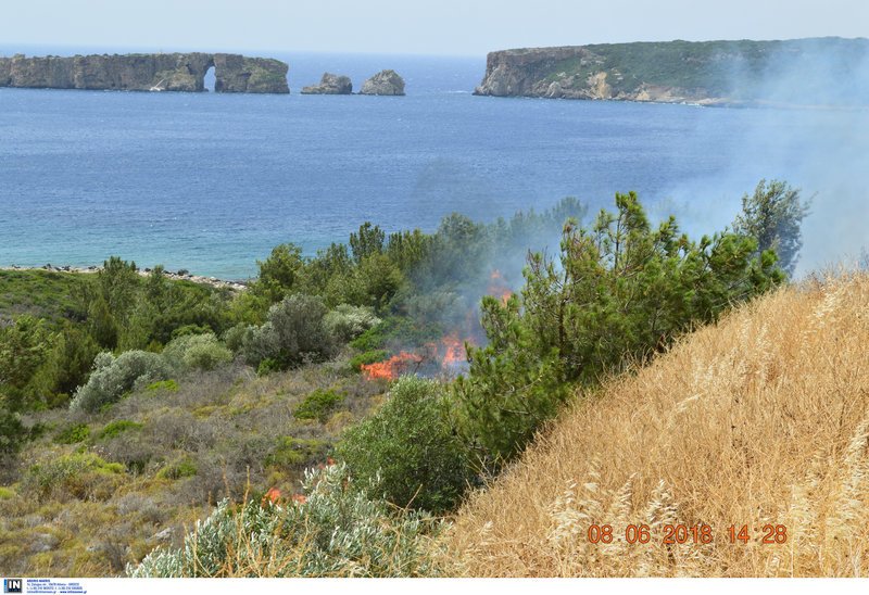 Υπό έλεγχο η πυρκαγιά στην Πύλο – Ασφαλή τα αρχαιολογικά μνημεία [εικόνες & βίντεο] | iefimerida.gr 0