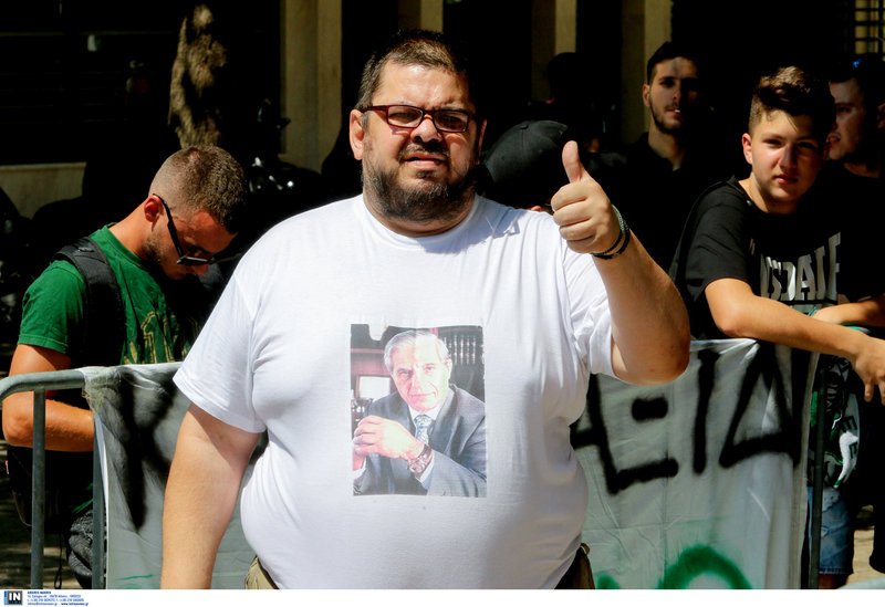 Οπαδός του Παναθηναϊκού με μπλούζα που είχε την φωτογραφία του Παύλου Γιαννακόπουλου
