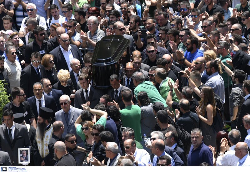 Πλήθος κόσμου, προσπαθεί να πλησιάσουν το φέρετρο