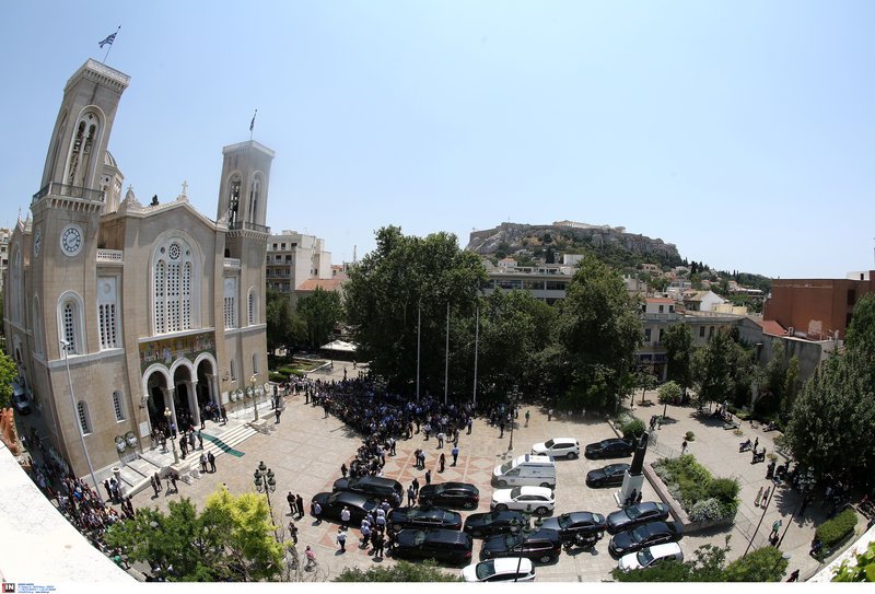 Από νωρίς αρκετός κόσμος βρέθηκε στην Μητρόπολη Αθηνών