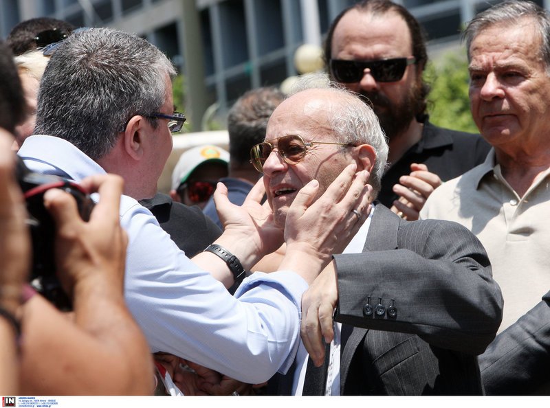 Ο κόσμος προσπαθεί να παρηγορήσει τον Θανάση Γιαννακόπουλο