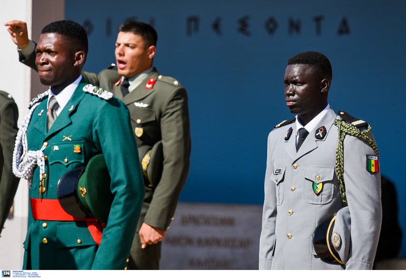 Εντυπωσιακές φωτογραφίες από την ορκωμοσία των Ευέλπιδων -Ανάμεσά τους ένας Σενεγαλέζος και ένας Νιγηριανός! [εικόνες] | iefimerida.gr 1