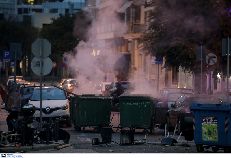Πετροπόλεμος και χημικά σε εκδήλωση του ΣΥΡΙΖΑ για το Σκοπιανό | iefimerida.gr 1