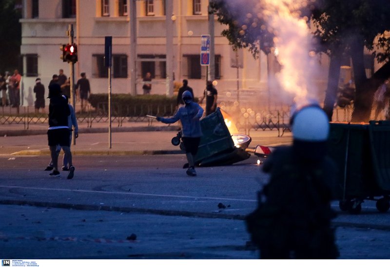 Πετροπόλεμος και χημικά σε εκδήλωση του ΣΥΡΙΖΑ για το Σκοπιανό | iefimerida.gr 0