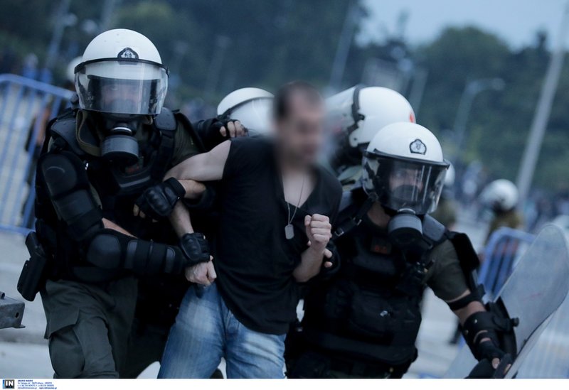 Πετροπόλεμος και χημικά σε εκδήλωση του ΣΥΡΙΖΑ για το Σκοπιανό | iefimerida.gr 3