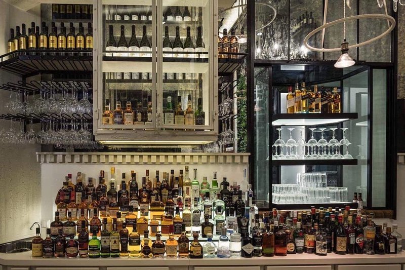 Πάμε... Platea στην Καλαμάτα: Το εντυπωσιακό καφέ-μπαρ του Σωκράτη Παπασταθόπουλου [εικόνες] | iefimerida.gr 4