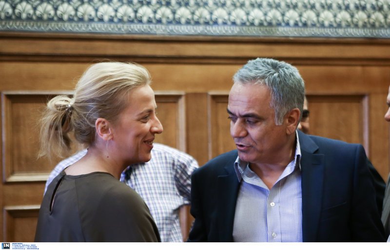 Ενα look για τις πλημμύρες: Η Δούρου άβαφη και ατημέλητη στη διυπουργική για τη Μάνδρα [εικόνες] | iefimerida.gr 0