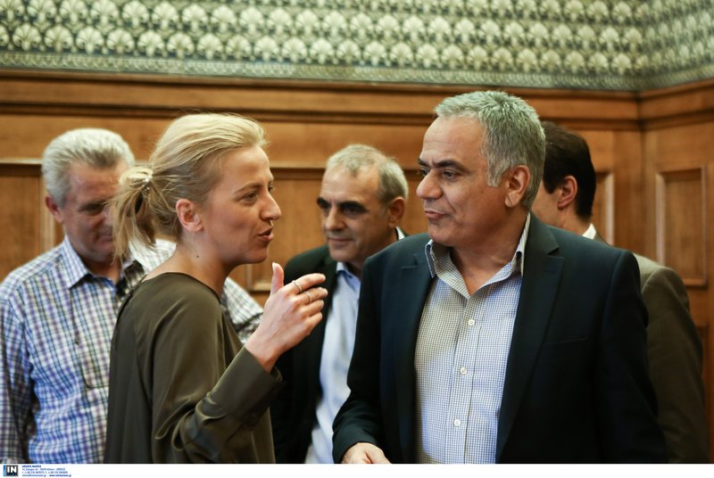 Ενα look για τις πλημμύρες: Η Δούρου άβαφη και ατημέλητη στη διυπουργική για τη Μάνδρα [εικόνες] | iefimerida.gr 6