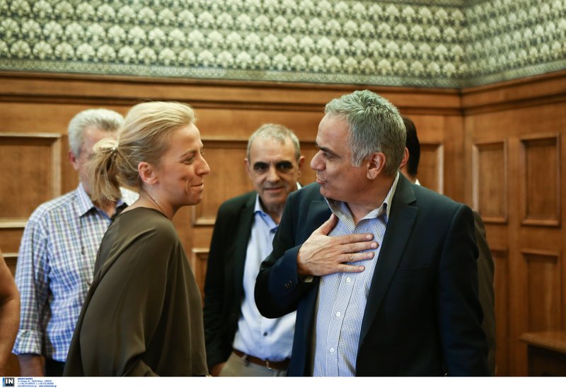 Ενα look για τις πλημμύρες: Η Δούρου άβαφη και ατημέλητη στη διυπουργική για τη Μάνδρα [εικόνες] | iefimerida.gr 7