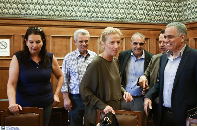 Ενα look για τις πλημμύρες: Η Δούρου άβαφη και ατημέλητη στη διυπουργική για τη Μάνδρα [εικόνες] | iefimerida.gr 8