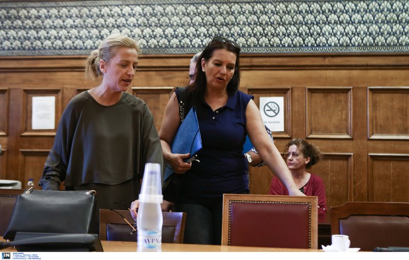 Ενα look για τις πλημμύρες: Η Δούρου άβαφη και ατημέλητη στη διυπουργική για τη Μάνδρα [εικόνες] | iefimerida.gr 9